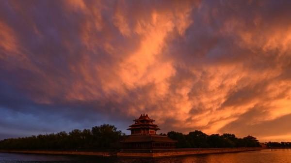 日落时紫禁城附近的一座角楼。(图片来源:JADE GAO/AFP via Getty Images)