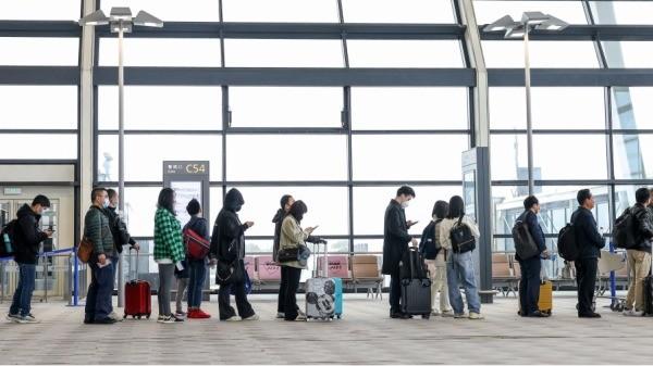 2023年3月20日，上海浦东国际机场的旅客。（图片来源：Zhe Ji／Getty Images）