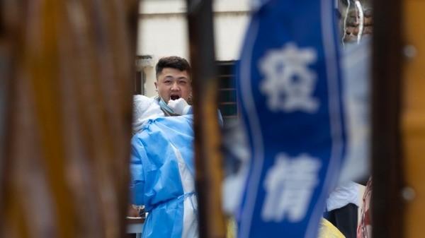 2022年6月18日,上海一个住宅社区居民接受COVID-19测试。(图片来源::Hugo Hu/Getty Images)