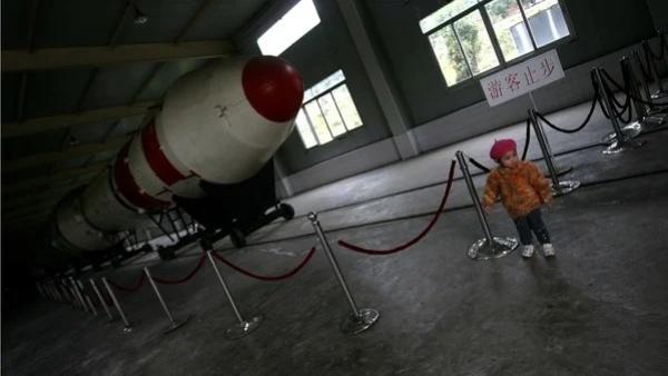 2007年10月20日，四川省西昌市一处展览厅内，一名孩童在长征三号火箭前玩耍。（图片来源：Photo by China Photos/Getty Images）