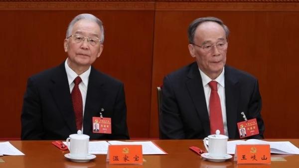 2022年10月22日,前中共国务院总理温家宝与时任中共国家副主席王岐山出席中共二十大闭幕式。(图片来源:Lintao Zhang/Getty Images)