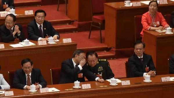 2018年3月17日,在中共第十三届全国人民代表大会第一次会议第五次全体会议期间,时任中共国务委员杨洁篪(左二)与中央军委副主席张又侠(右二)交谈。(图片来源:Etienne Oliveau/Getty Images)