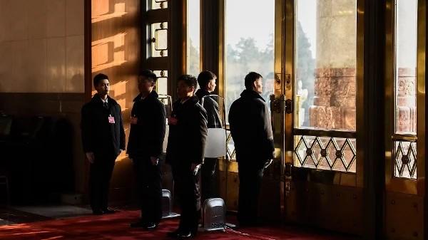 2018年3月19日,中共第十三届全国人民代表大会第七次全体会议召开前,中共警卫人员在人民大会堂内站岗。(图片来源:Etienne Oliveau/Getty Images)