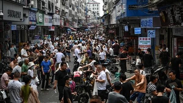 2026年4月16日,广东省广州市一个服装厂的招募人员和求职的工人。(图片来源:Jade GAO / AFP via Getty Images)