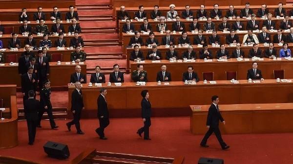 2018年3月19日,在北京人民大会堂召开第十三届全国人大第七次全体会议,当时新当选的中共副总理韩正(前排右一)领衔,时任副总理孙春兰、胡春华、刘鹤,时任国务委员魏凤和等人,准备宣誓就职。(图片来源:Etienne Oliveau/Getty Images)