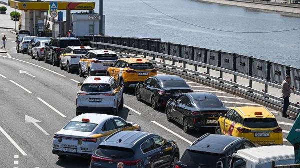 2026年7月3日,莫斯科民众在俄罗斯国家石油公司(Rosneft)的一家加油站排队加油。(Igor IVANKO/AFP via Getty Images)