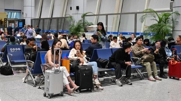 2025年4月12日,旅客们在中国浙江的义乌机场候机。(图片来源:ADEK BERRY/AFP via Getty Images)