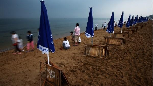 2008年8月31日,拍摄于河北省北戴河,人们在海边度假。(图片来源:Guang Niu/Getty Images)