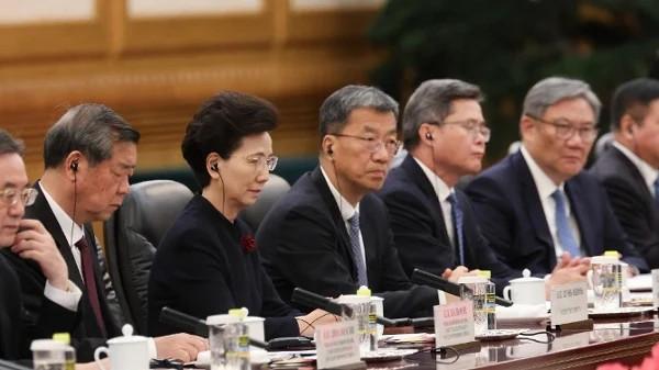 2026年5月20日,中共国务院副总理何立峰、国务委员谌贻琴(左边第三)、教育部长怀进鹏、财政部长蓝佛安和商务部长王文涛在北京人民大会堂出席了俄罗斯总统普京(未在图中)与中共党魁习近平(未在图中)的双边会晤。(图片来源:Maxim Shemetov-China Pool/Getty Images)
