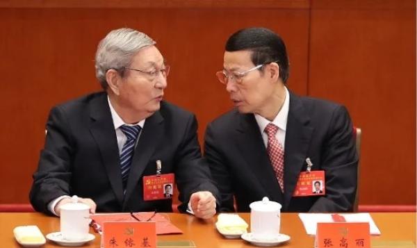 2017年10月24日,在北京人民大会堂举行的中共第十九次全国人大闭幕式上,中共前总理朱镕基(左)与时任中共副总理张高丽交谈。(图片来源:Lintao Zhang/Getty Images)