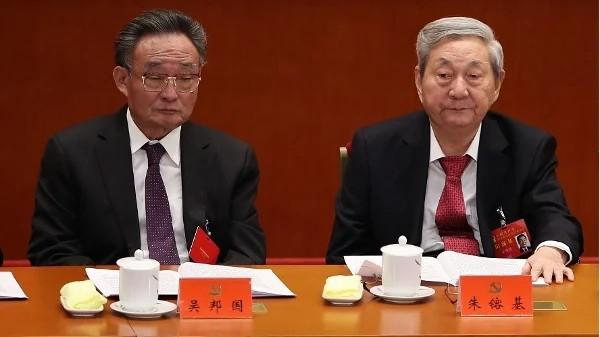 2017年10月18日,中共前全国人大委员长吴邦国(左)和中共前总国务院理朱镕基出席在北京人民大会堂举行的中共十九大开幕式。(图片来源:Lintao Zhang/Getty Images)