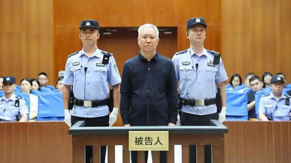 许家印满头白发现身法庭。（视频截图）