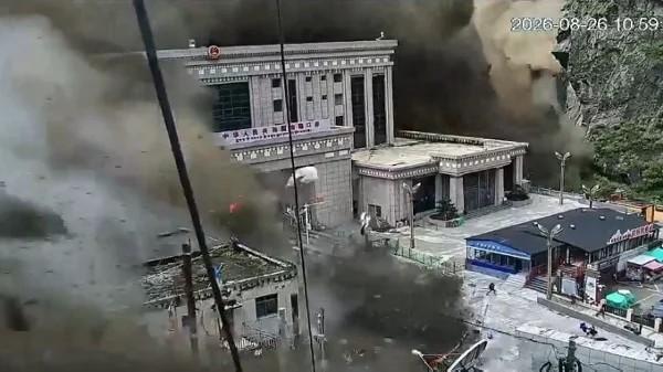 西藏日吉隆口岸8月26日突发泥石流造成重大人员伤亡、失联,惊慌逃离的人群瞬间被吞没。(图片来源:视频截图)