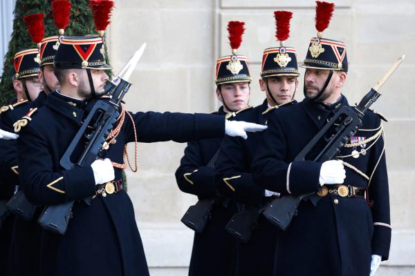 法国共和国卫队在爱丽舍宫前准备迎接到访的国家元首。(LUDOVIC MARIN/AFP via Getty Images)