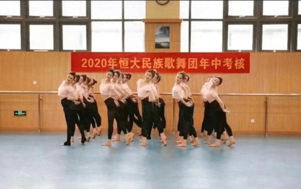 恒大歌舞团曾是中国商界风头最盛的歌舞团。