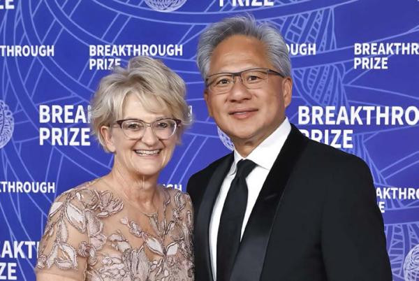 2026年4月18日,黄仁勋和夫人出席第12届突破奖颁奖典礼。(LISA O'CONNOR / AFP VIA GETTY IMAGES)