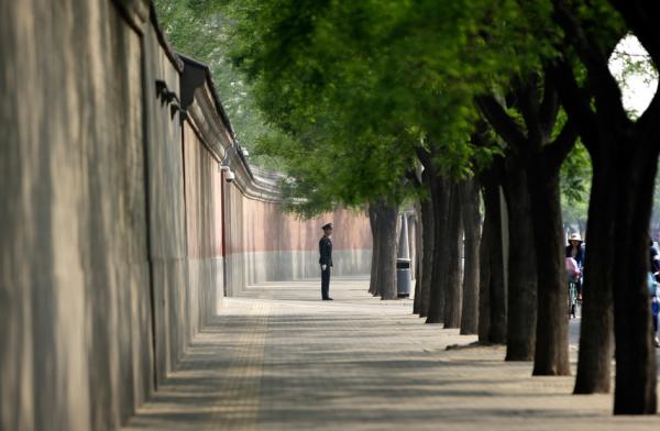 一名军警在中南海大院的红墙旁站岗。(JASON LEE/AFP via Getty Images)