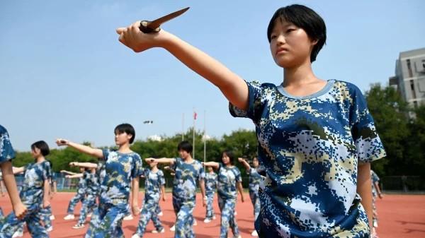 2022年8月21日，河北省邯郸市高中学生在新学期前参加军训。（图片来源：STRAFP via Getty Images）