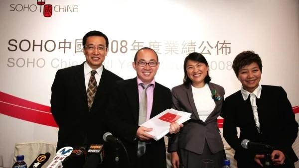 SOHO中国创办人潘石屹（左二）与公司高层合影。（图片来源：China Photos/Getty Images）