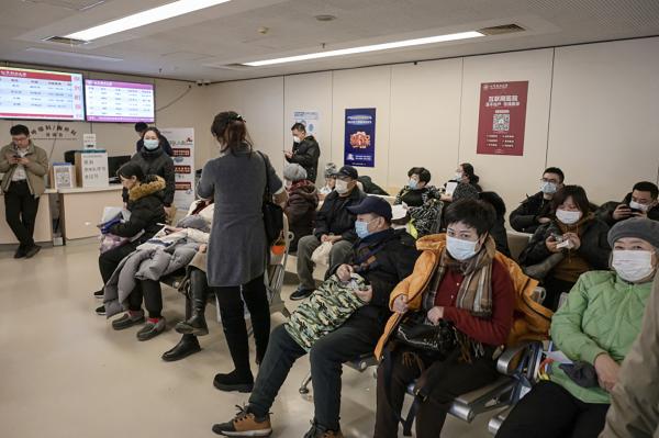 2025年1月8日，人们戴着口罩在北京一家医院呼吸科门诊等候。(JADE GAO/AFP via Getty Images)