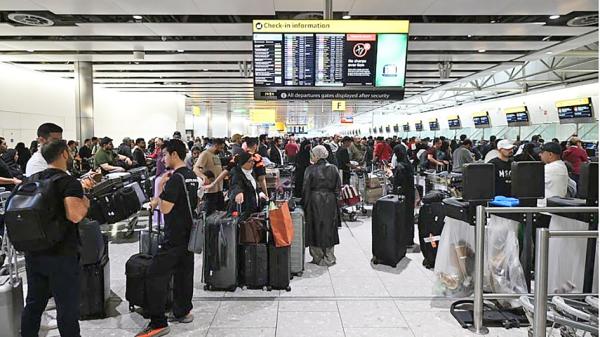 旅客在伦敦希斯罗机场4号航站楼等候。(JUSTIN TALLIS/AFP via Getty Images)