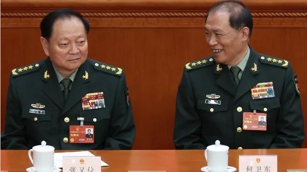 2023年3月12日,中共中央军委副主席张又侠与时任军委副主席何卫东出席在北京人民大会堂召开的全国人大第五次全体会议。（图片来源：Lintao Zhang/Getty Images）
