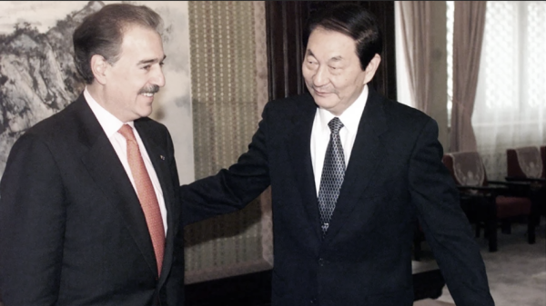 朱镕基(右图,NATALIE BEHRING / POOL / AFP via Getty Images)