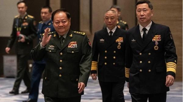 2024年4月22日,时任中共中央军委副主席张又侠上将在青岛举行的西太平洋海军研讨会开幕前抵达现场,向众人挥手致意。(图片来源:Kevin Frayer/Getty Images)