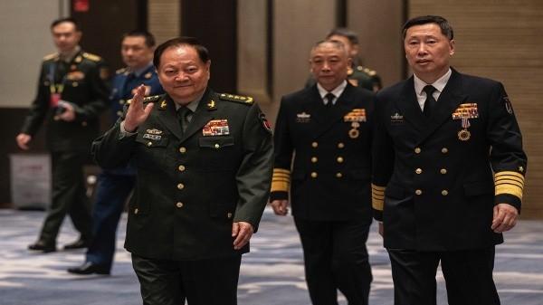 2024年4月22日,时任中央军委会副主席张又侠抵达青岛,在西太平洋海军研讨会开幕式前与会人员合影留念。(图片来源:Kevin Frayer/Getty Images)
