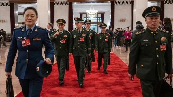 2026年3月5日,中共军方代表抵们达位于北京人民大会堂的全国人民代表大会开幕式会场。(图片来源:Kevin Frayer/Getty Images)
