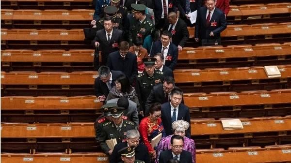2026年3月5日，在北京人民大會堂舉行的中共全國人民代表大會開幕式已結束，中共人大代表們離開會場。（圖片來源：Kevin Frayer/Getty Images）