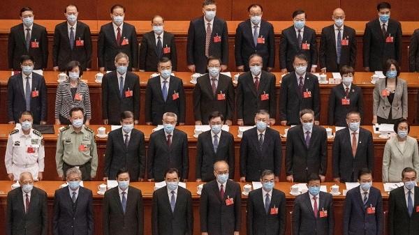 2020年5月22日,在北京人民大会堂举行的中共全国人大会议开幕式上,全体佩戴口罩的中共代表起立。(图片来源:Kevin Frayer/Getty Images)