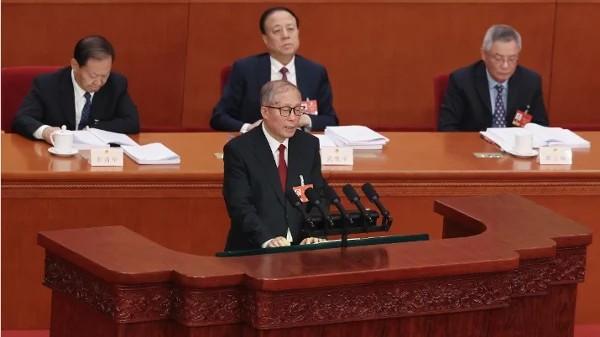 2026年3月5日,中共全国人大常委会副委员长李鸿忠在北京人民大会堂举行的全国人民代表大会开幕式上发言。(图片来源:Lintao Zhang/Getty Images)