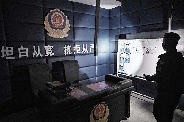 2026年3月12日,泰柬边境奥斯马赫镇一处废弃的诈骗中心内,伪装成中国警察局的房间有疑似网络诈骗犯从泰柬边境度假村仓皇逃窜时留下的痕迹。(图片由Lillian SUWANRUMPHA/AFP via Getty Images提供)
