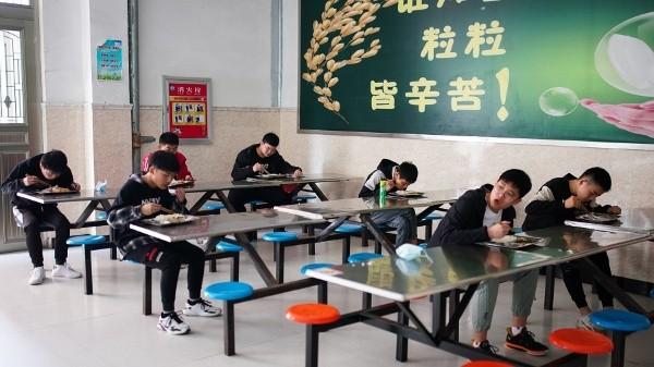 2020年4月17日,安徽省泾县一所中学学生在食堂吃午餐。示意图(图片来源:Yves Dean/Getty Images)