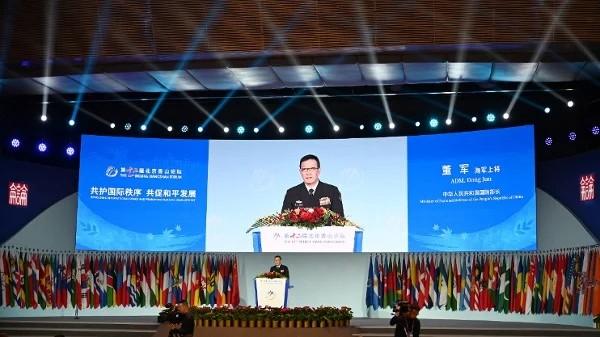 2025年9月18日,中共国防部长董军在北京国际会议中心举行的香山论坛开幕式上发表讲话。(图片来源:Photo by GREG BAKER/AFP via Getty Images)