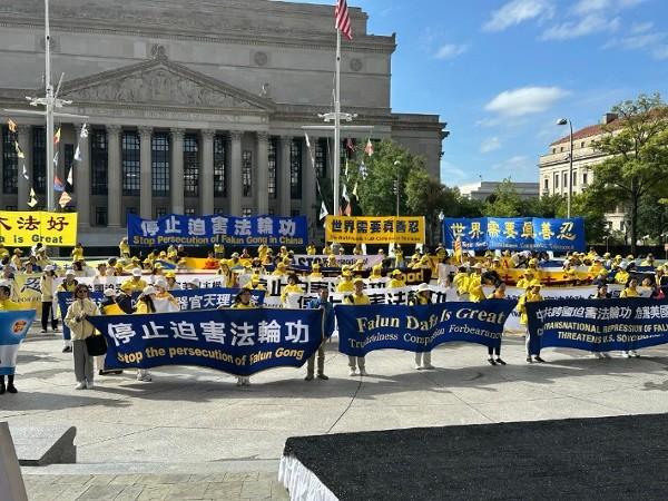 9月24日，美国国会议员、人权领袖和非政府组织代表与法轮功学员举行集会，呼吁停止中共对法轮功的迫害。（图片来源：杨浩／看中国）