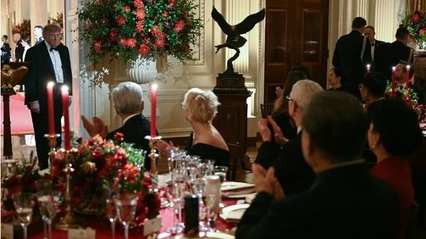 2026年9月24日，在美国华盛顿特区白宫举行的国宴上，美国总统川普向中共党魁习近平赠送一尊白头海雕雕塑。而习近平和彭丽媛的黑、白保温杯也出现在国宴桌子上。（图片来源：Brendan SMIALOWSKI/AFP via Getty Images）