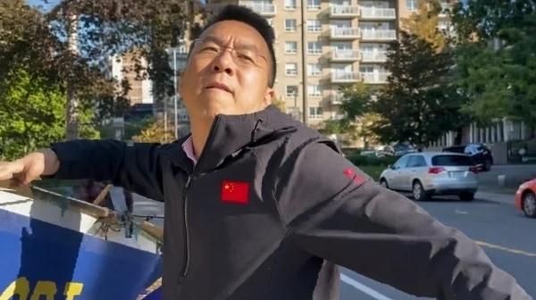2026年9月22日上午,一名男子暴力毁坏多伦多中领馆前的真相横幅和展板,并发出死亡威胁。(视频截图/法轮功学员提供)