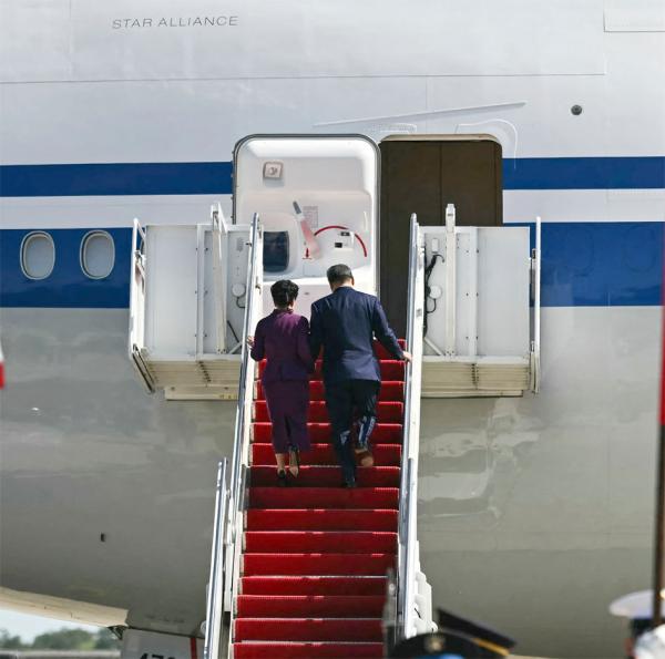 9月25日,习近平访美回国登上飞机楼梯时,紧靠彭丽媛搀扶。(Kent NISHIMURA / AFP via Getty Images)