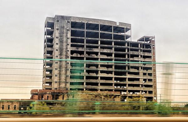 广州市广清高速旁的一栋烂尾建筑（LumHoTsing/Wikipeda/CC BY-SA 4.0）