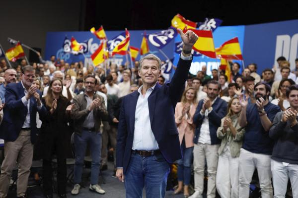 10月10日,西班牙人民党领导人费霍在集会上发表讲话。(Oscar DEL POZO/AFP via Getty Images)