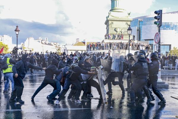 10月8日,在巴黎巴士底广场的高中生抗议活动中,抗议者与警察发生冲突。(Kenzo TRIBOUILLARD / AFP via Getty Images)