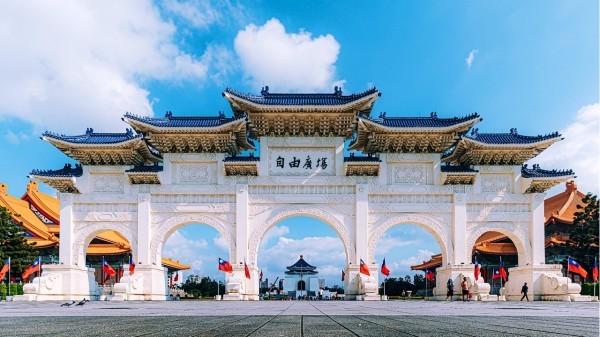 自由广场原名中正广场,是位于台湾台北市中正区中正纪念堂园区内的公共广场,包括大型活动广场与艺文表演中心。(图片来源:Adobe stock)