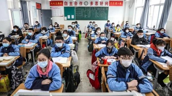 2020年3月30日,江苏省淮安市COVID-19病毒疫情期间,初中和高三学生返回教室。示意图(图片来源:STRAFP via Getty Images)