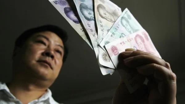 中国上海一家银行新发行的人民币。示意图(图片来源:China Photos/Getty Images)