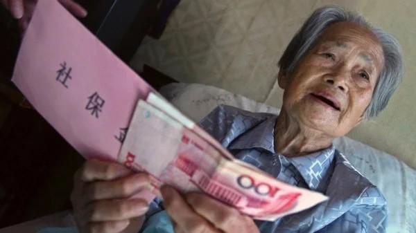 上海88岁的胡阿香领取到她的第一笔养老金。(图片来源:China Photos/Getty Images)