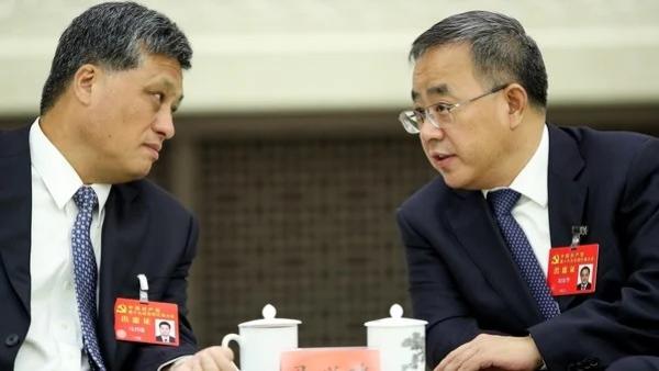 2017年10月19日,时任广东省委书记胡春华(右)与时任广东省省长马兴瑞(左)出席在中共第十九次全国代表大会会议。(图片来源: Lintao Zhang/Getty Images)
