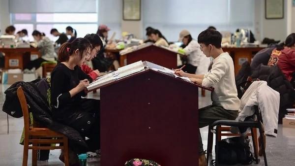 2019年11月26日，在辽宁省沈阳市的一家图书馆里，大学生们正在为即将到来的全国研究生入学考试做准备。（图片来源：STR/AFP via Getty Images）