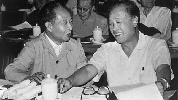 1982年9月9日,左侧是时任中共中央委员会总书记胡耀邦,右侧是时任中共中央赵副主席紫阳。(图片来源:/XINHUA/AFP via Getty Images)